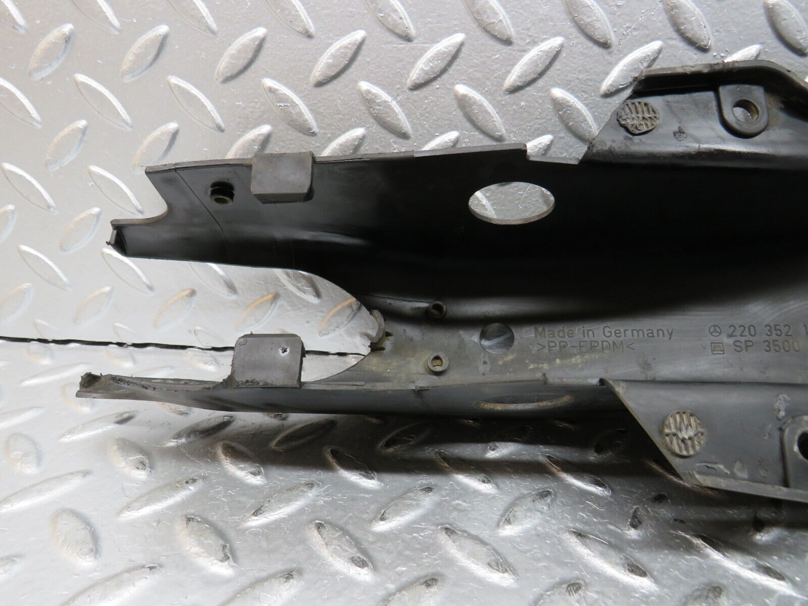 30209 Mercedes-Benz W220 S430 Rear Right Control Arm Cover 2203521188