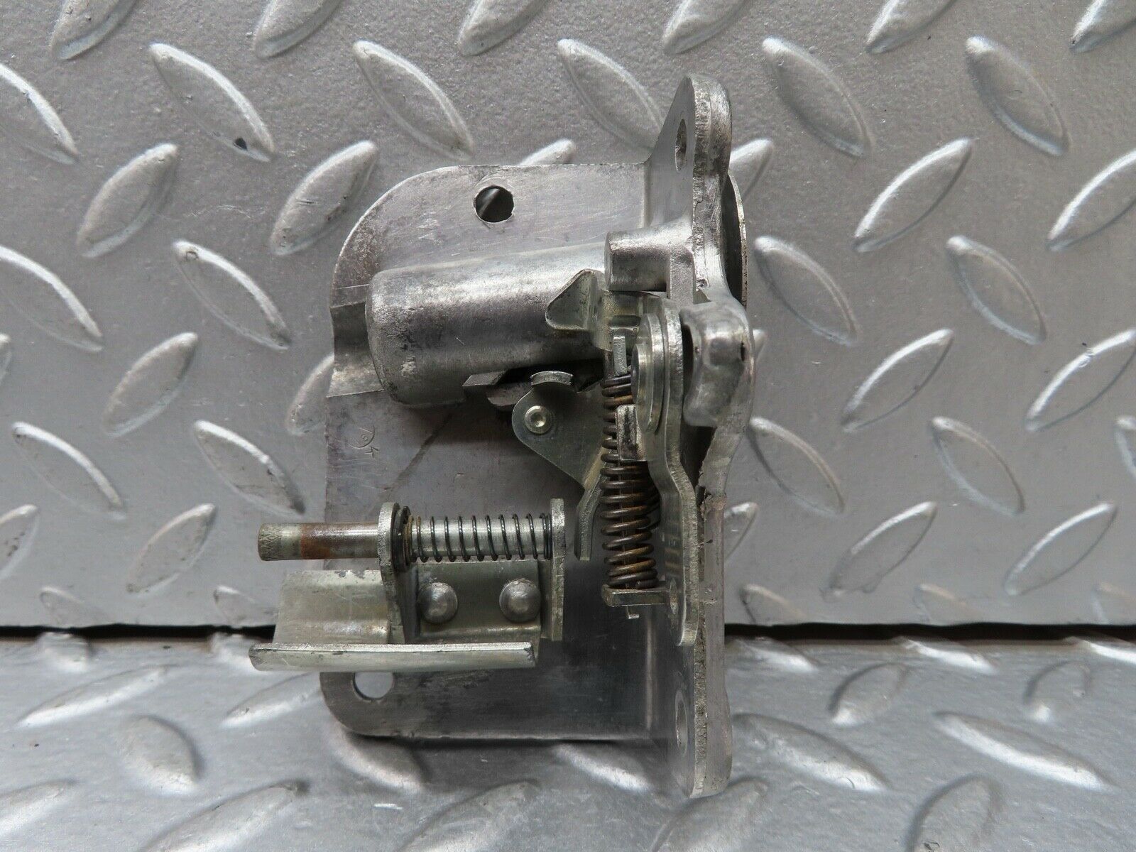 18626 Mercedes-Benz W120 W121 Ponton Right Door Lock Mechanism