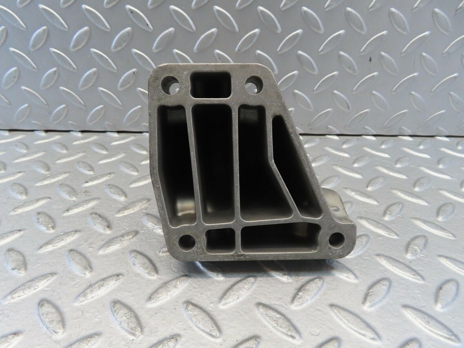 11279 Mercedes-Benz W221 S320 Engine Mount Bracket Left Side 6422230404