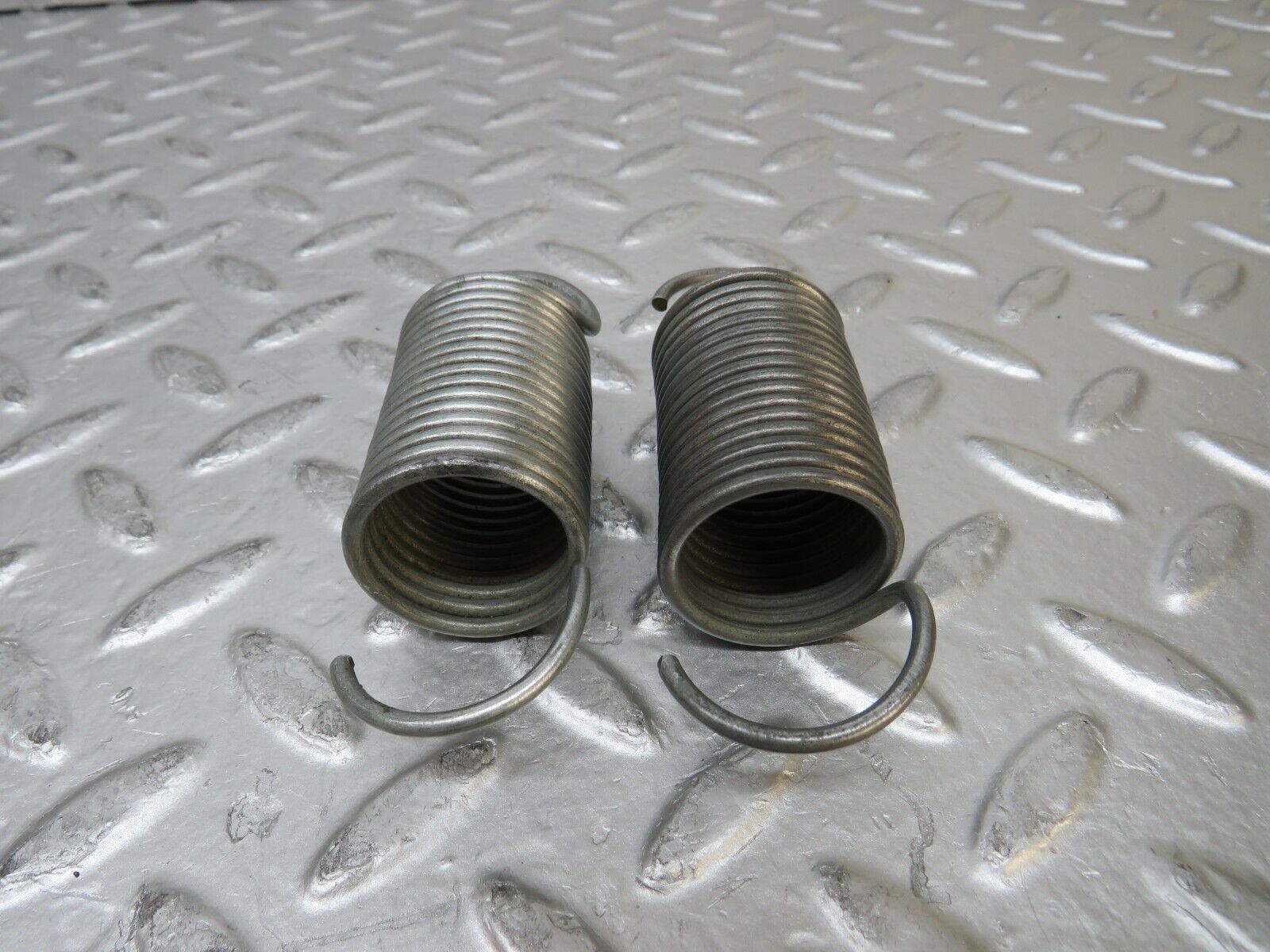 26892 Mercedes-Benz W123 240D Front Seat Adjustment Spring Pair