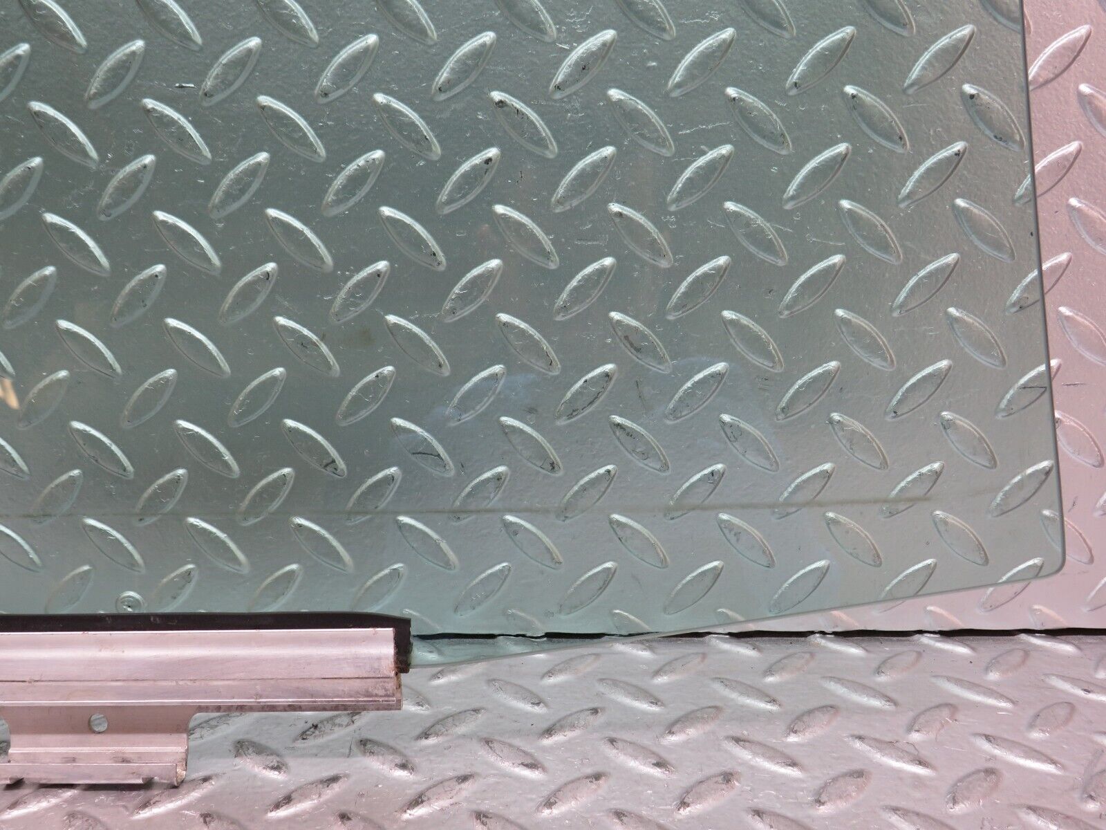 27636 Mercedes-Benz S124 300TE Wagon Rear Left Door Window Glass