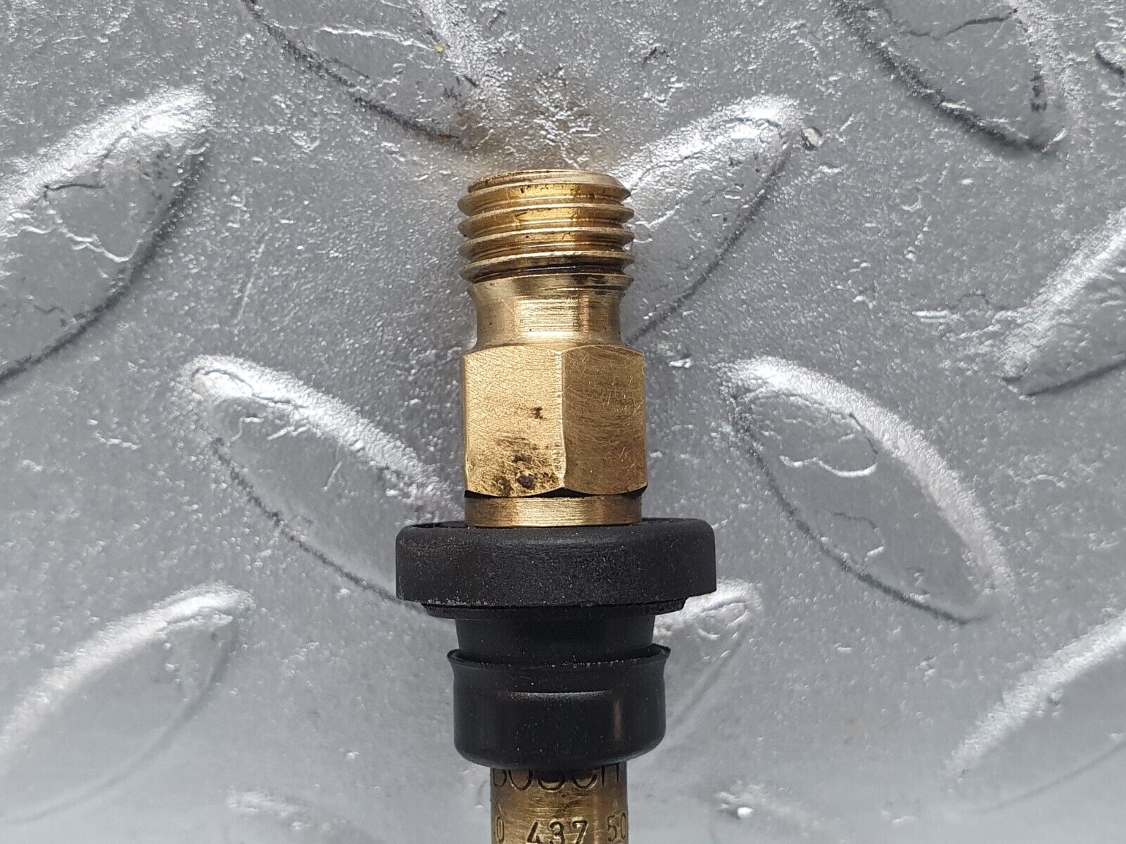 41036 Mercedes-Benz W126 300SE Fuel Injector Bosch 0000785623 0437502047