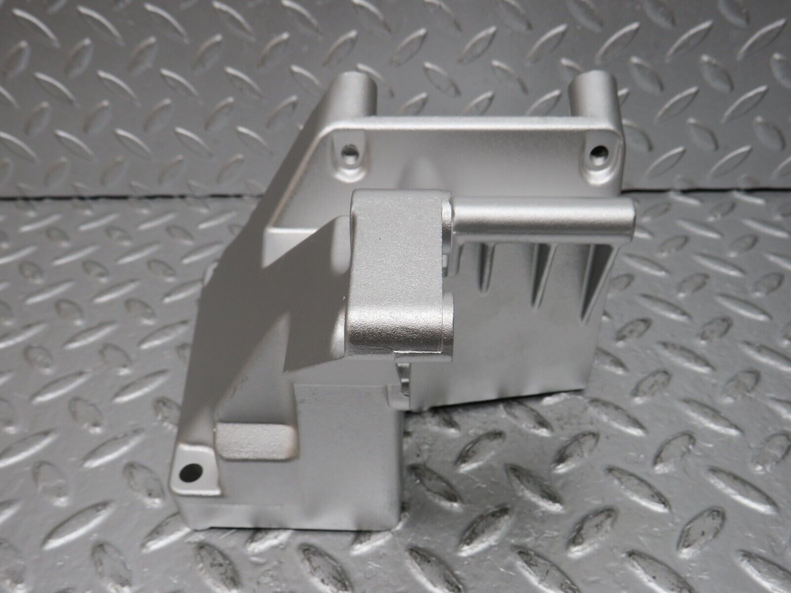 32662 Mercedes-Benz S124 300TE Wagon Power Steering Pump Bracket 1264660641