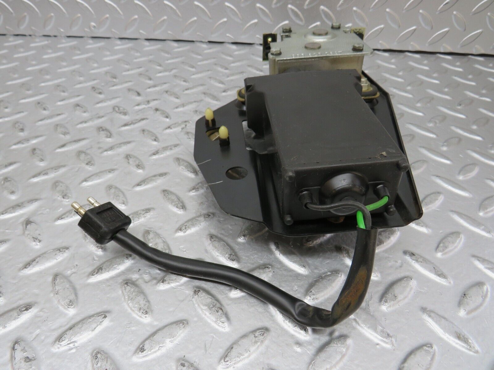 26215 Mercedes-Benz W116 450SE Sunroof Motor With Bracket 0008202807