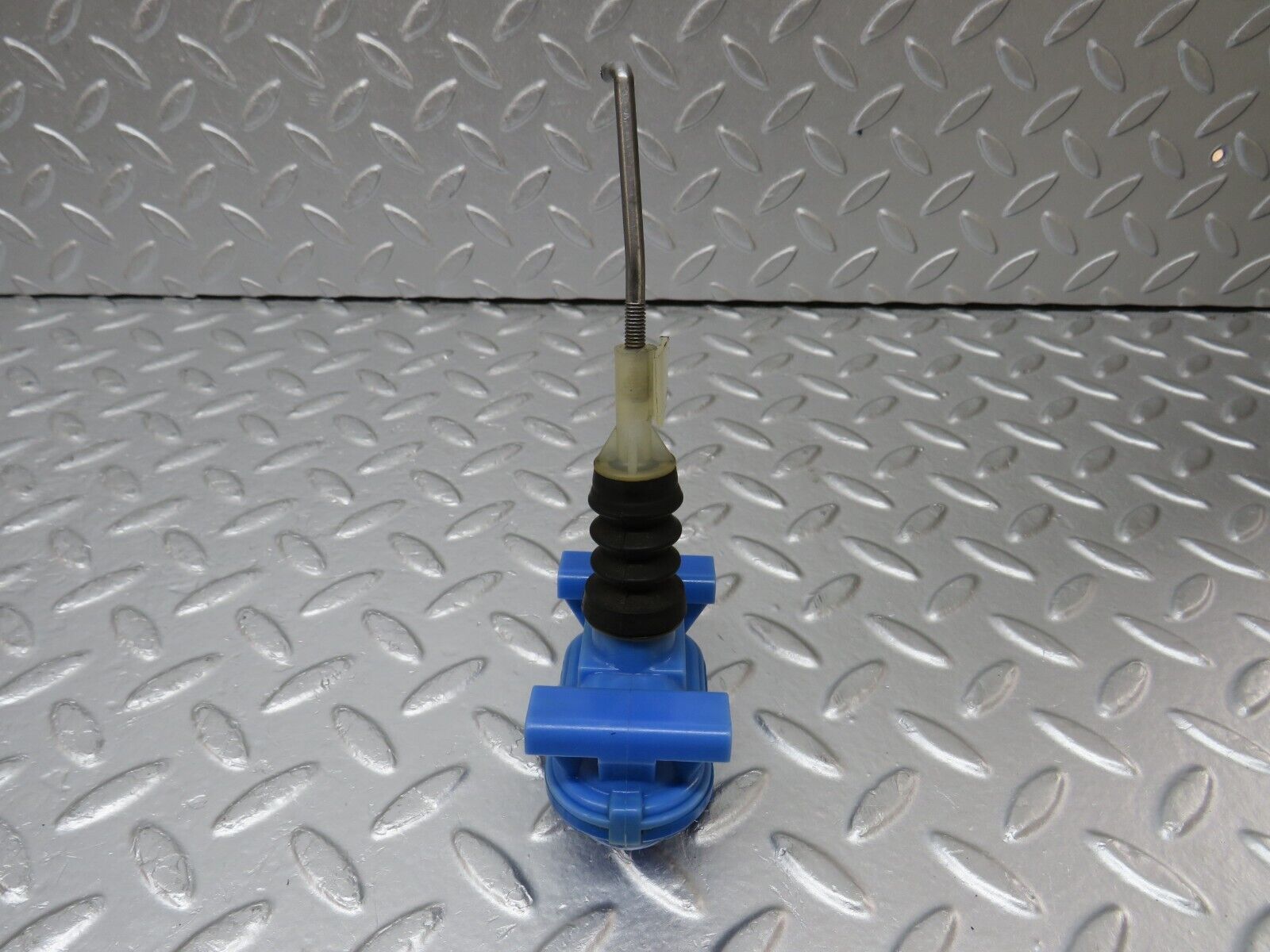 34331 Mercedes-Benz C126 380SEC Coupe Door Lock Vacuum Actuator Right Side