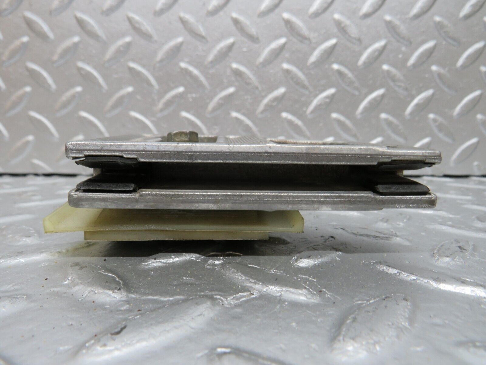 34391 Mercedes-Benz C126 380SEC Coupe Door Window Guide Bracket Pair