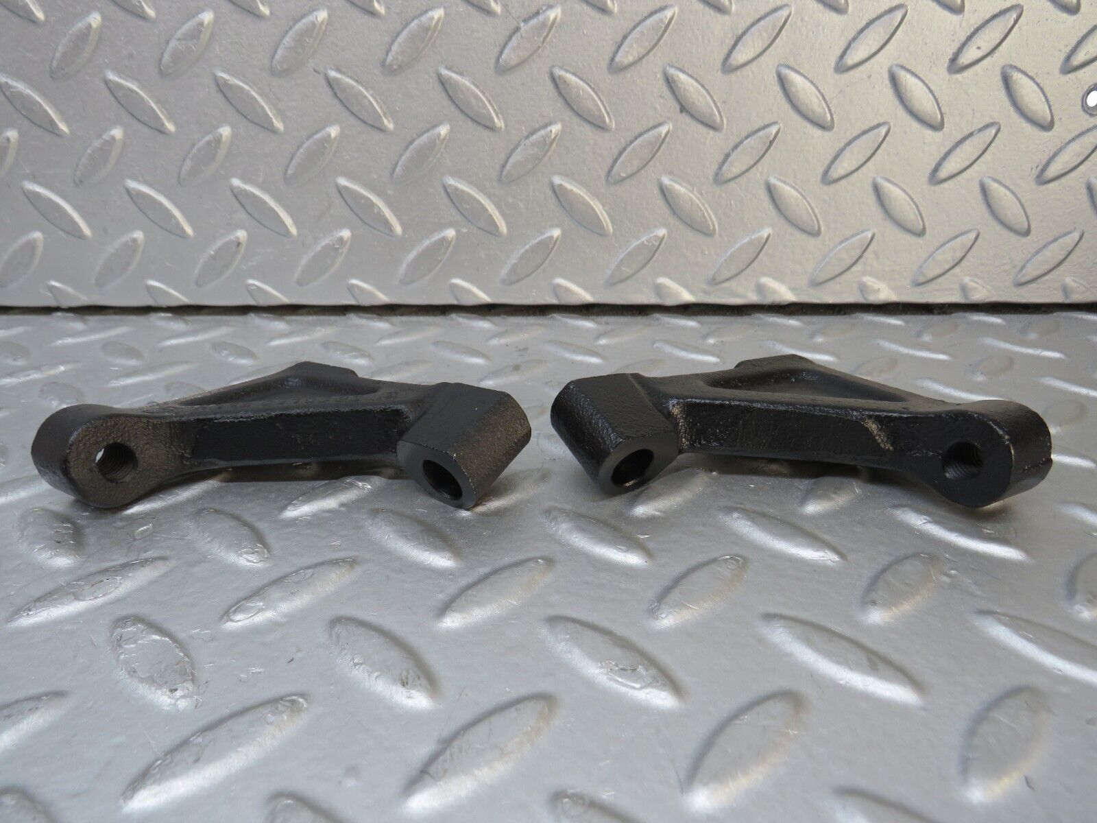 37656 Mercedes-Benz W109 300SEL Engine Mount Bracket 1160110995 1160110895