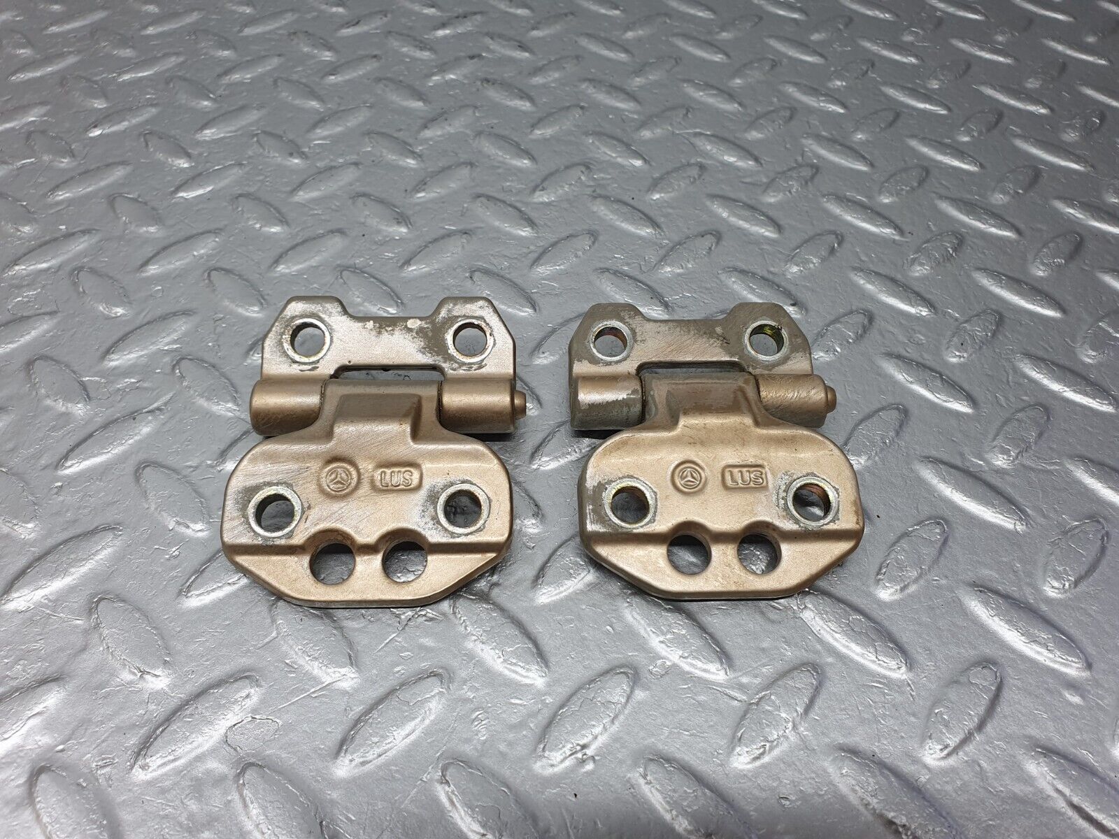 41531 Mercedes-Benz W124 200E Door Hinge Left Side