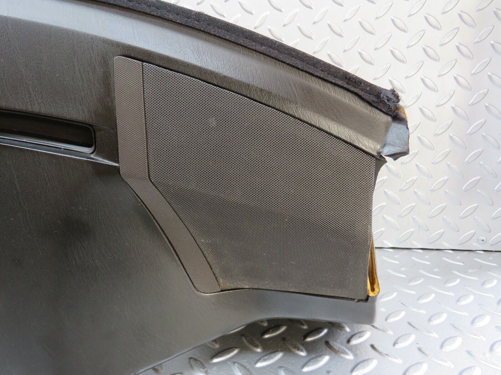 27709 Mercedes-Benz S124 300TE Wagon Dashboard Black