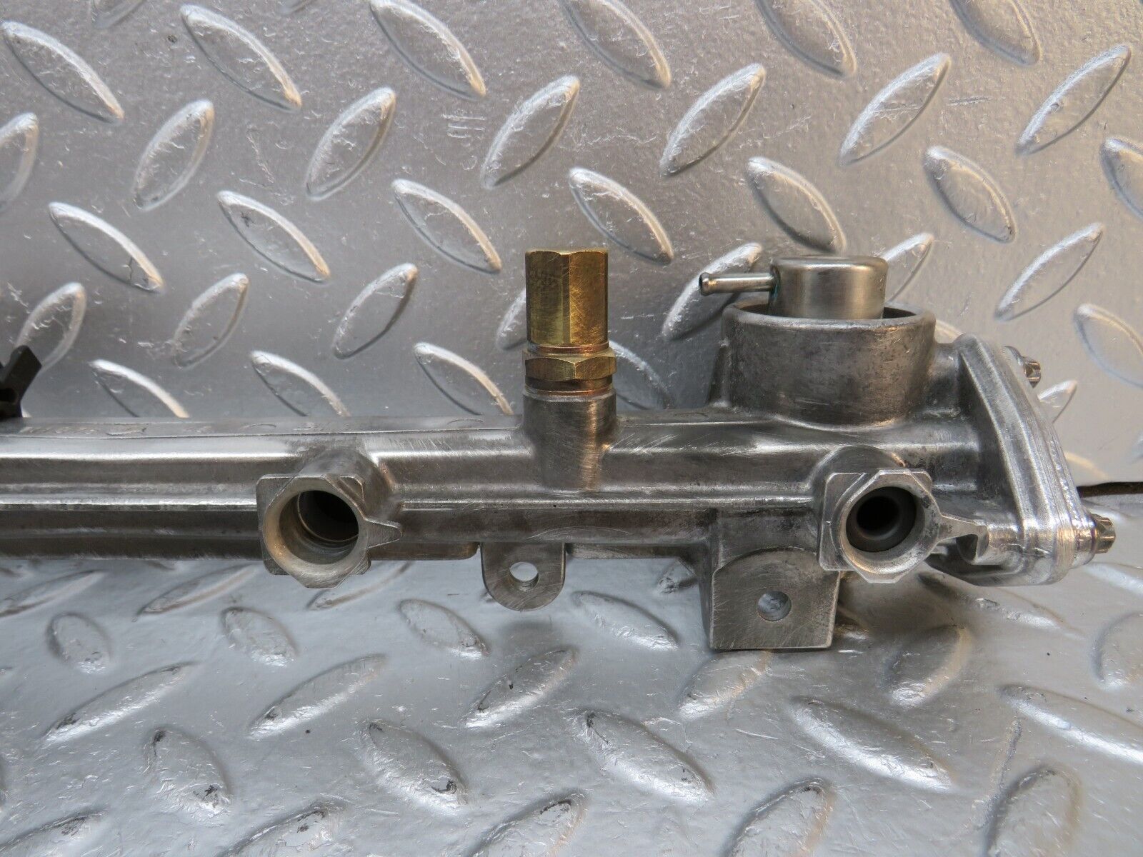 31214 Mercedes-Benz S124 220TE Wagon Fuel Injector Rail 1110780745