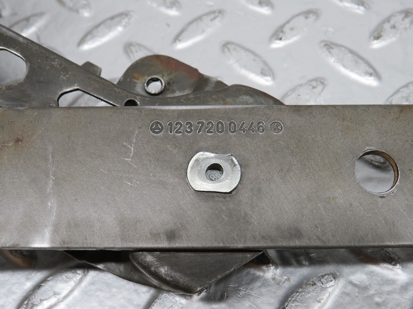 31139 Mercedes-Benz W123 200D Front Right Manual Window Regulator 1237200446