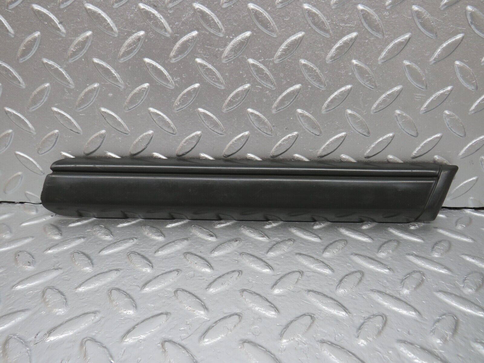 33996 Mercedes-Benz W124 260E Front Right Fender Wing Centre Moulding Trim