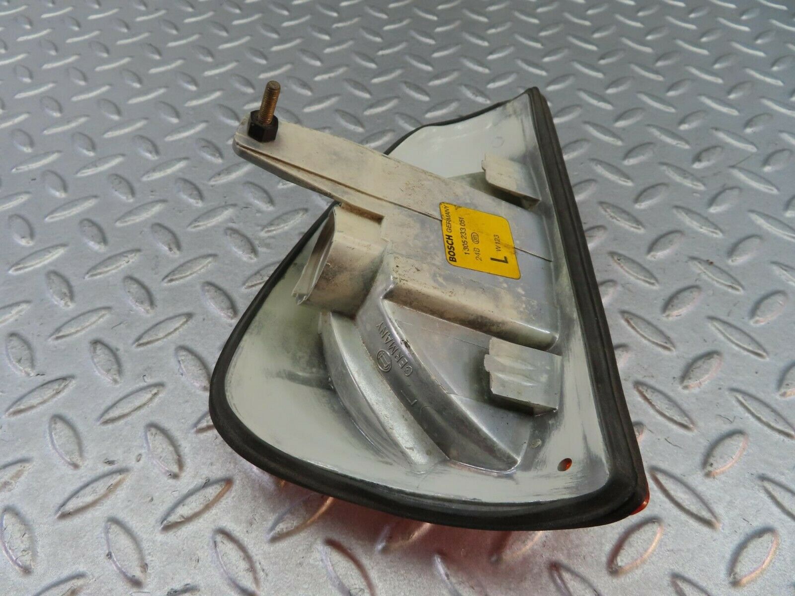 8110 Mercedes-Benz W123 Indicator Light Front Left Bosch 1305233051