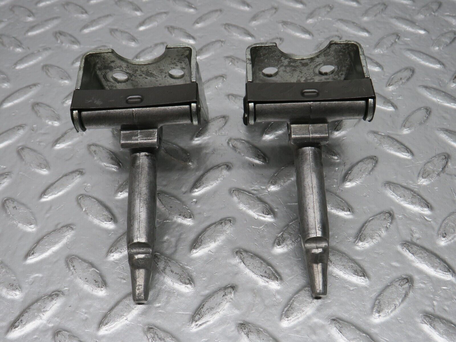 32555 Mercedes-Benz S124 300TE Wagon Rear Seat Hinge