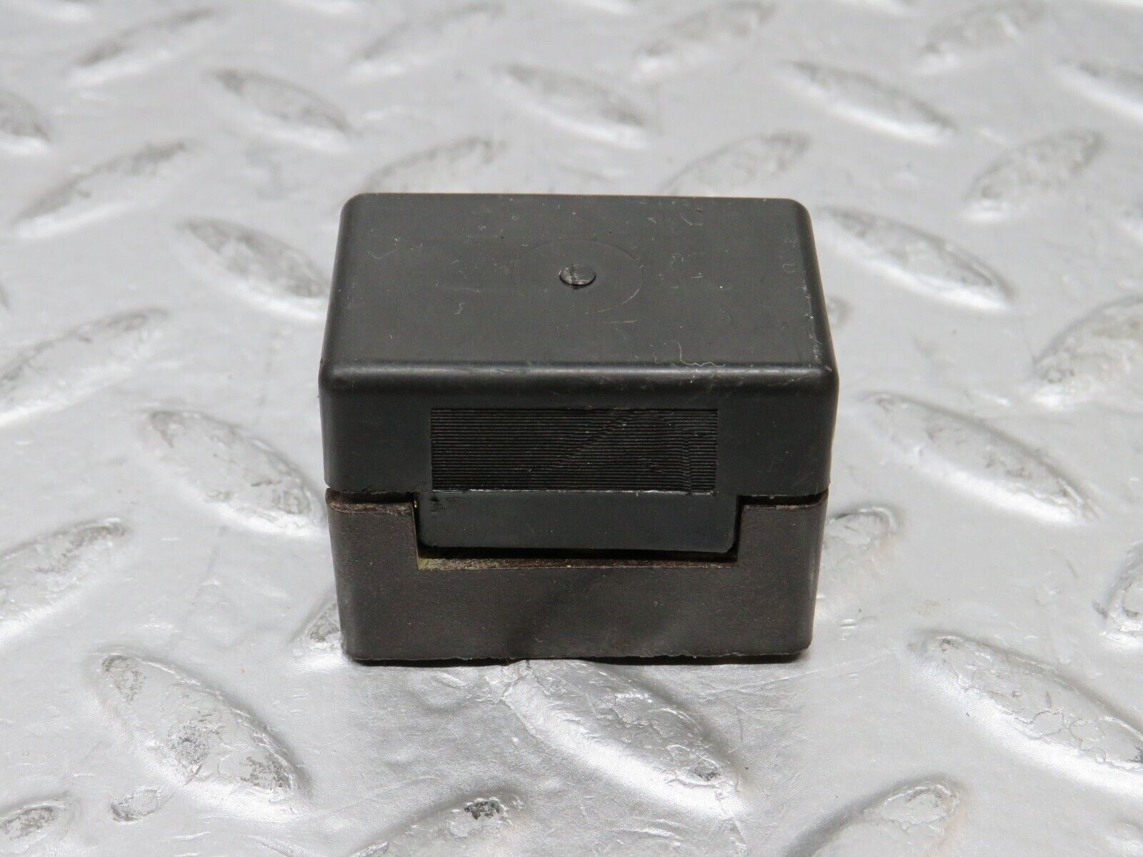 37323 Mercedes-Benz W109 300SEL Fuse Box Connector