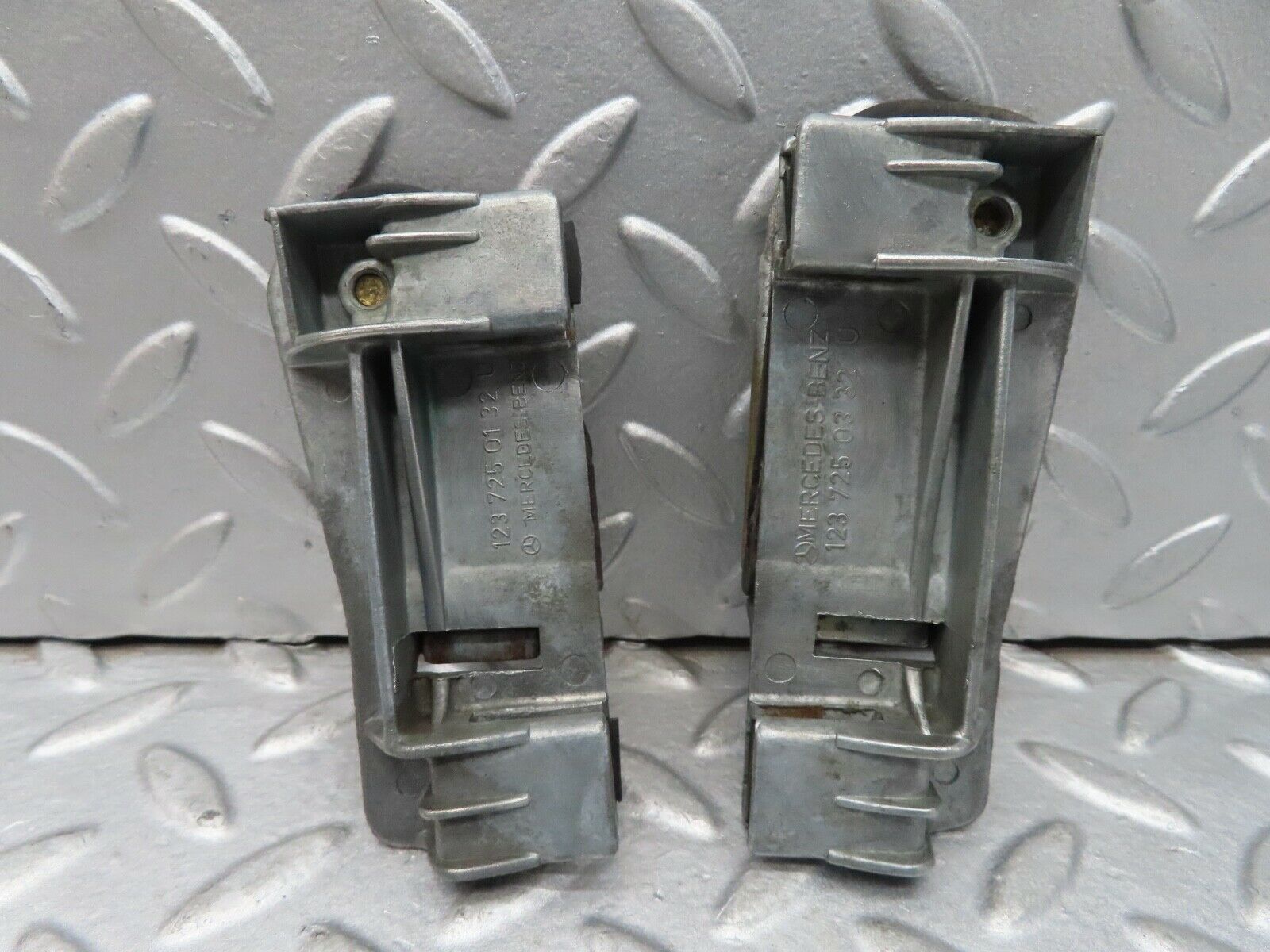 16928 Mercedes-Benz C123 280CE Coupe Door Glass Fixing Clip Left 1237250132