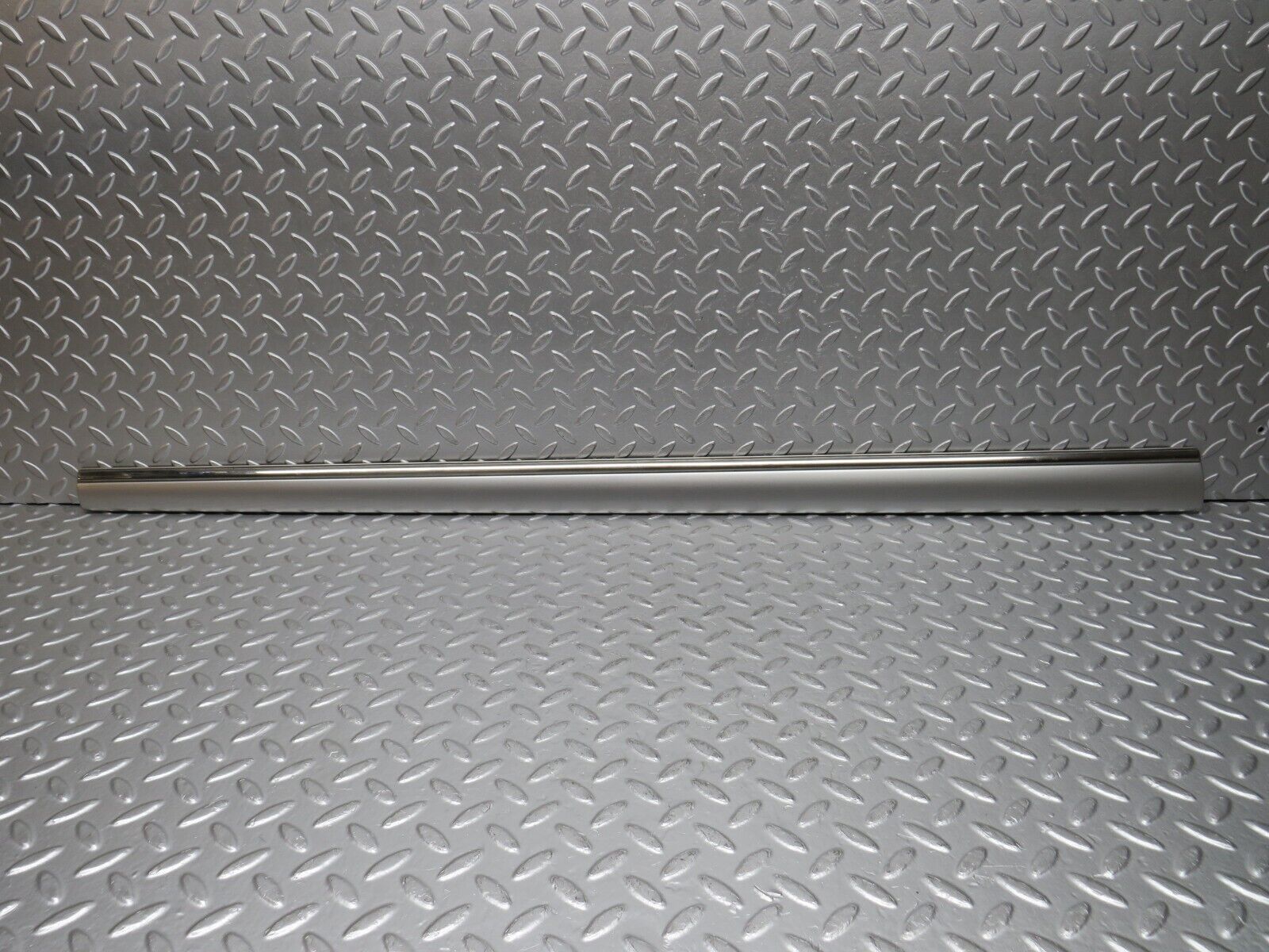 32287 Mercedes-Benz W220 S430 Front Left Door Centre Moulding Trim 2206900562