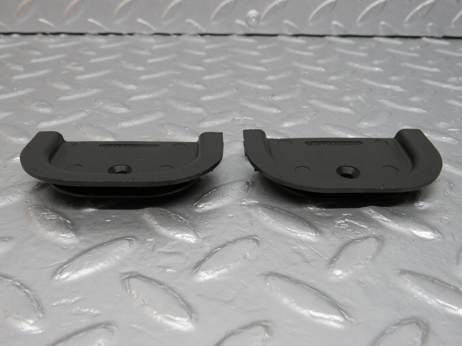 39766 Mercedes-Benz R129 320SL Coupe Front Panel Grommet 2x 1295461437