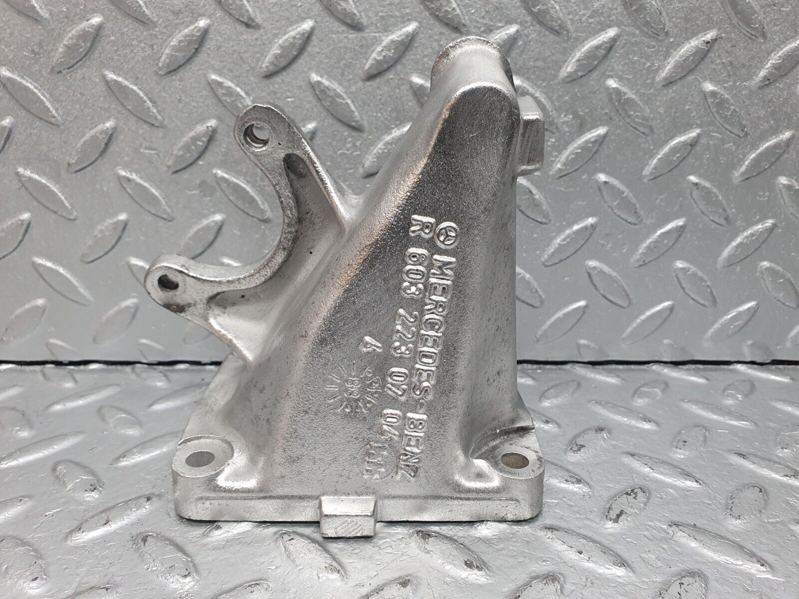 41012 Mercedes-Benz W126 300SE Engine Mount Bracket Right Side 6032230704