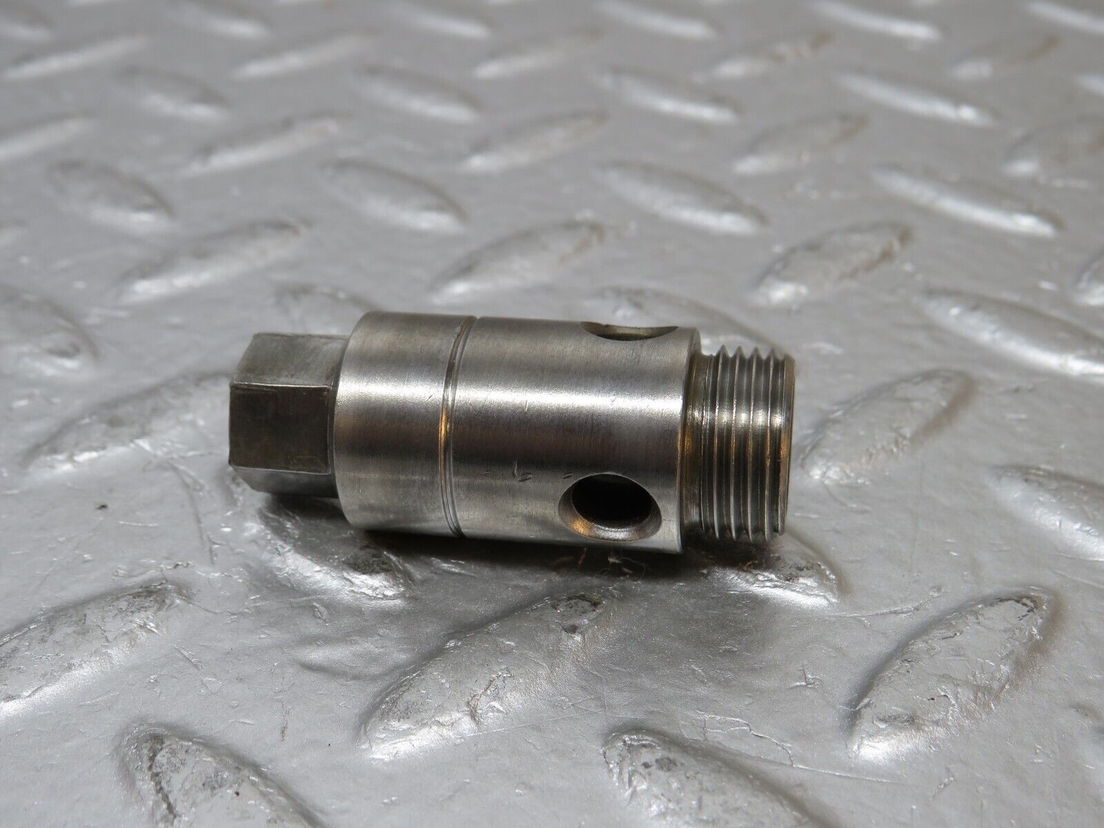 0405 Mercedes-Benz W120 180D Ponton Oil Pressure Valve