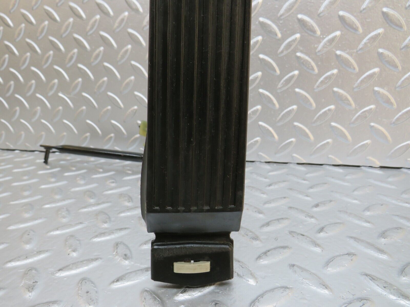 29333 Mercedes-Benz W124 230E Accelerator Pedal With Rubber 1233010082