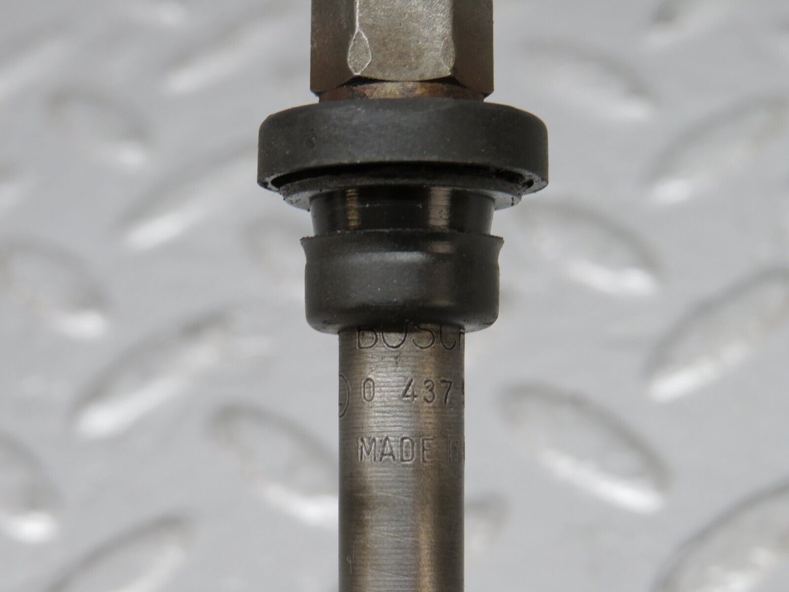 34129 Mercedes-Benz W124 260E Fuel Injector Bosch 0437502010