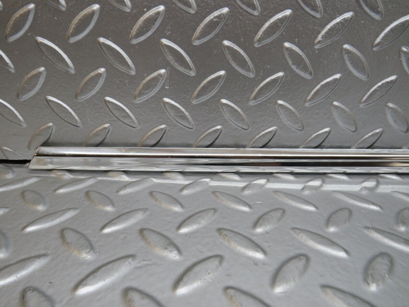 27115 Mercedes-Benz W123 280E Front Left Door Chrome Moulding Trim