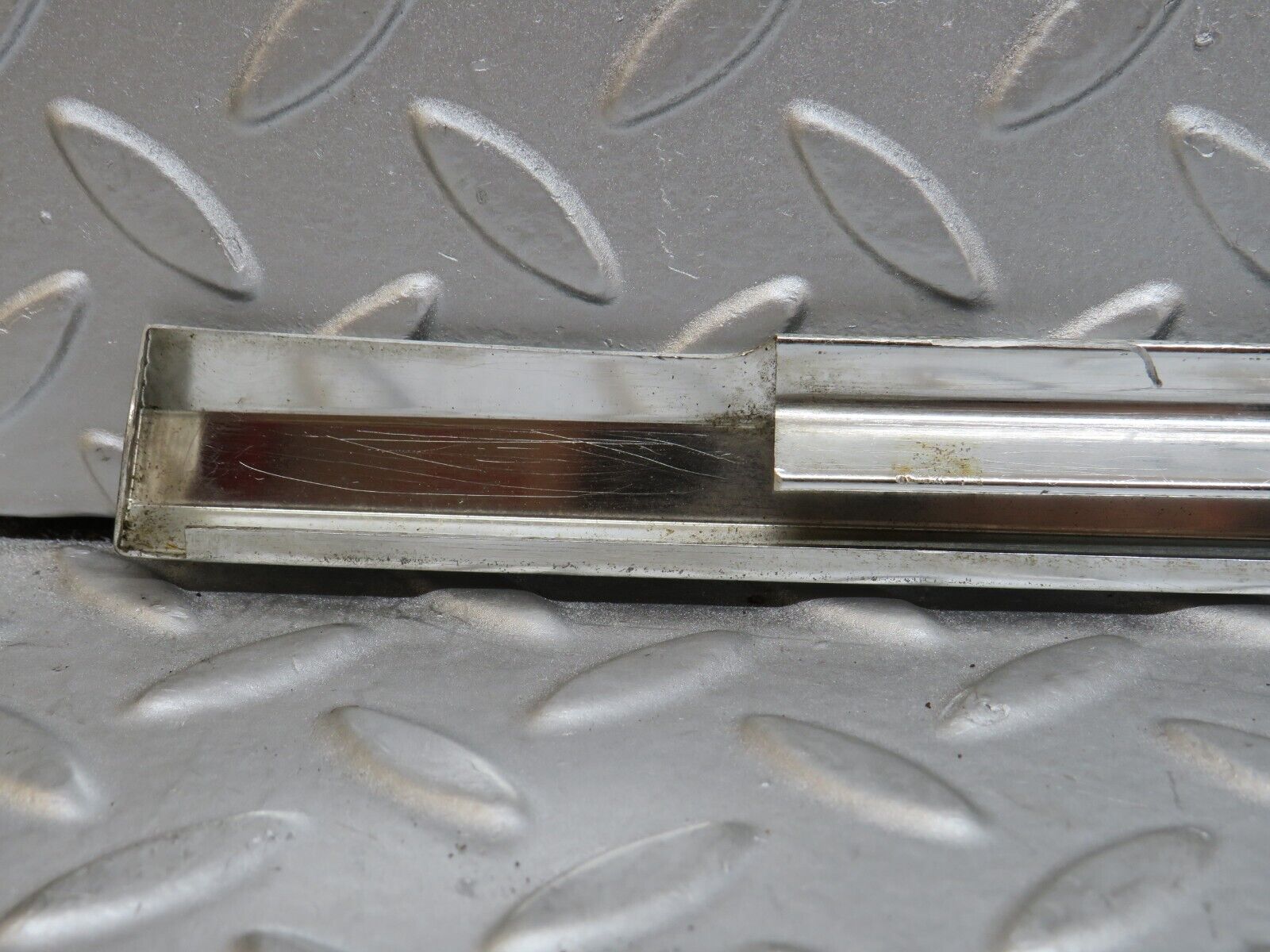 36294 Mercedes-Benz W126 420SE Front Left Door Chrome Moulding Trim