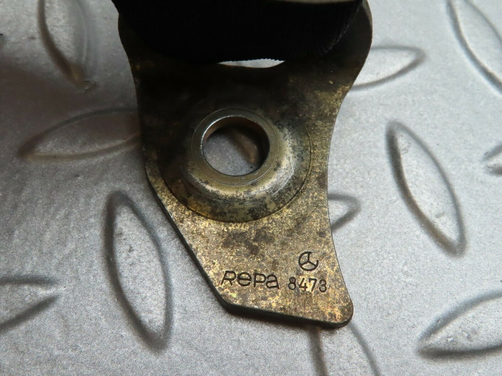 3903 Mercedes-Benz S123 200T Wagon Front Left Seat Belt 1238604186