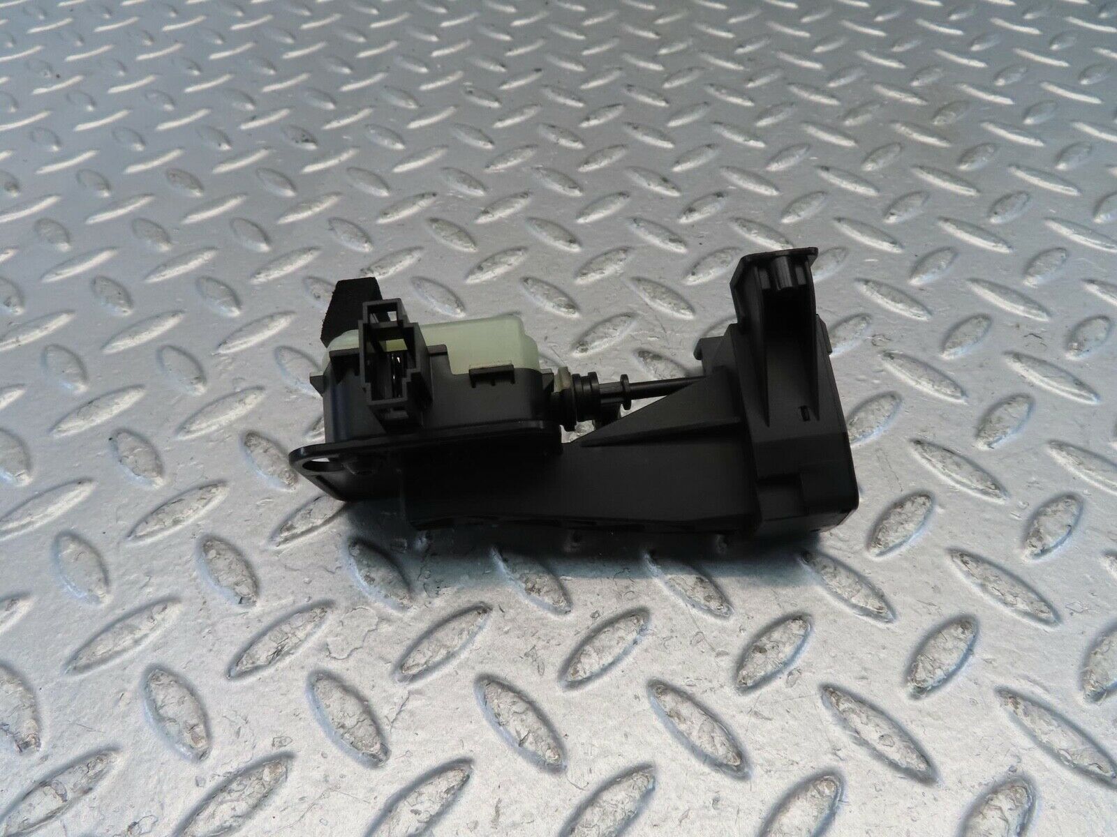 11217 Mercedes-Benz W221 S320 Fuel Tank Flap Cap Lock 2518200197