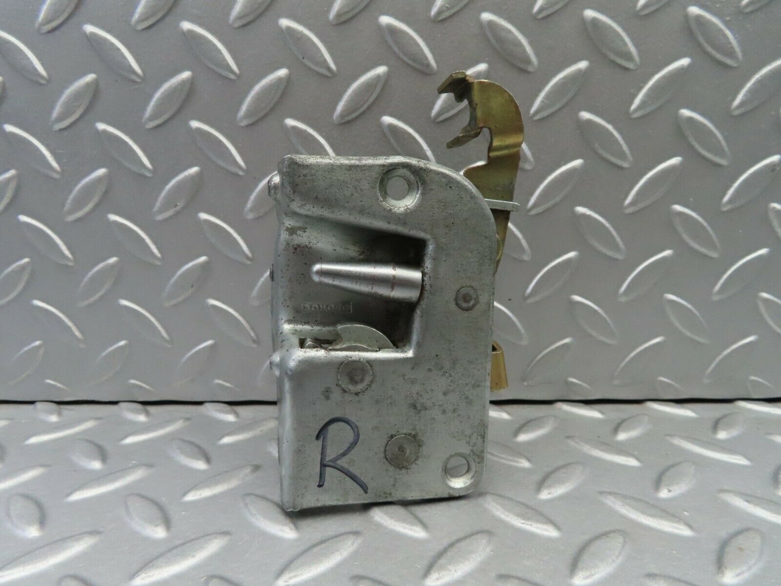 6872 Mercedes-Benz C107 350SLC Coupe Right Door Lock Mechanism