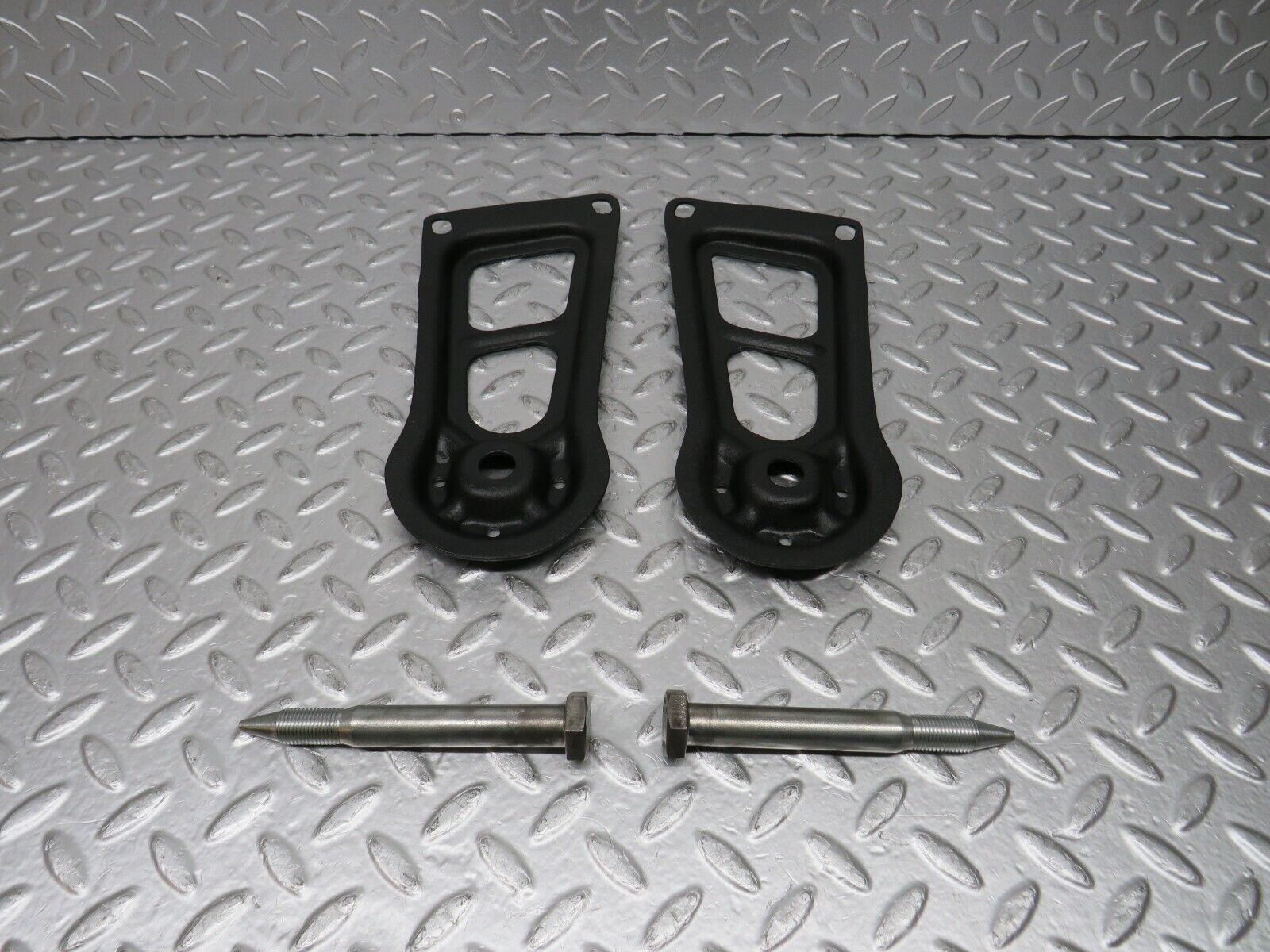 31122 Mercedes-Benz W123 200D Rear Suspension Axle Mounting Bracket