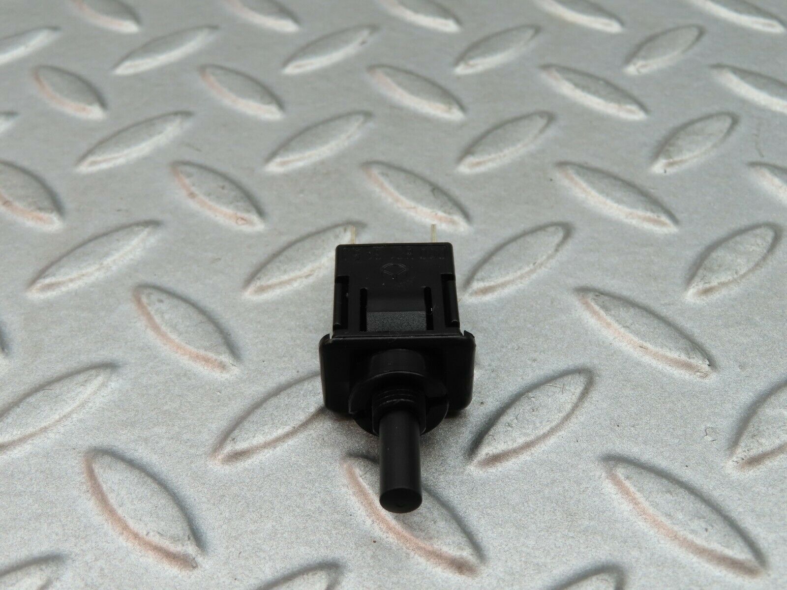 5760 Mercedes-Benz W123 200 Trunk Door Contact Switch 0008213152