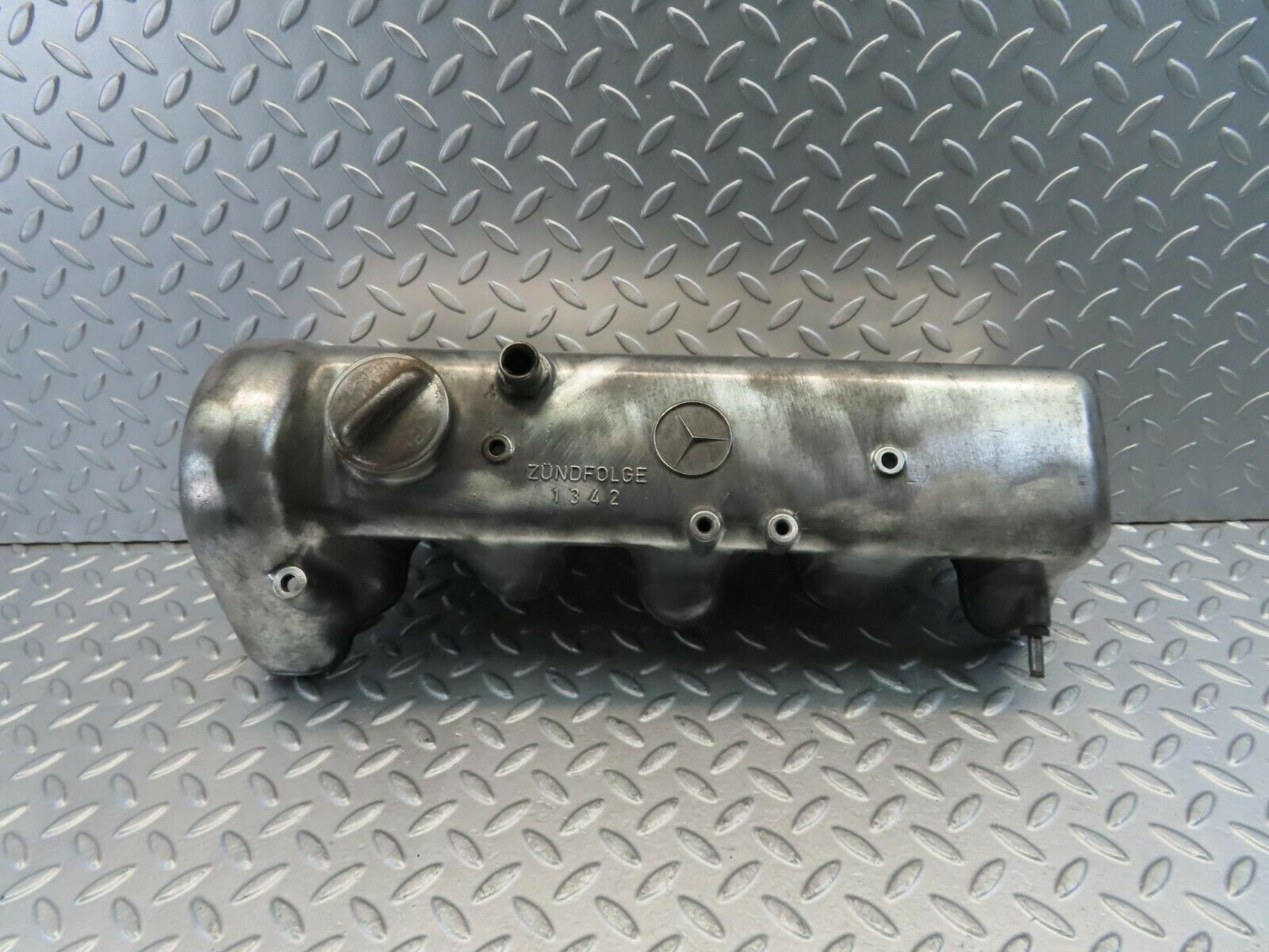 10949 Mercedes-Benz W115 220D Cylinder Head Valve Cover 6150160205