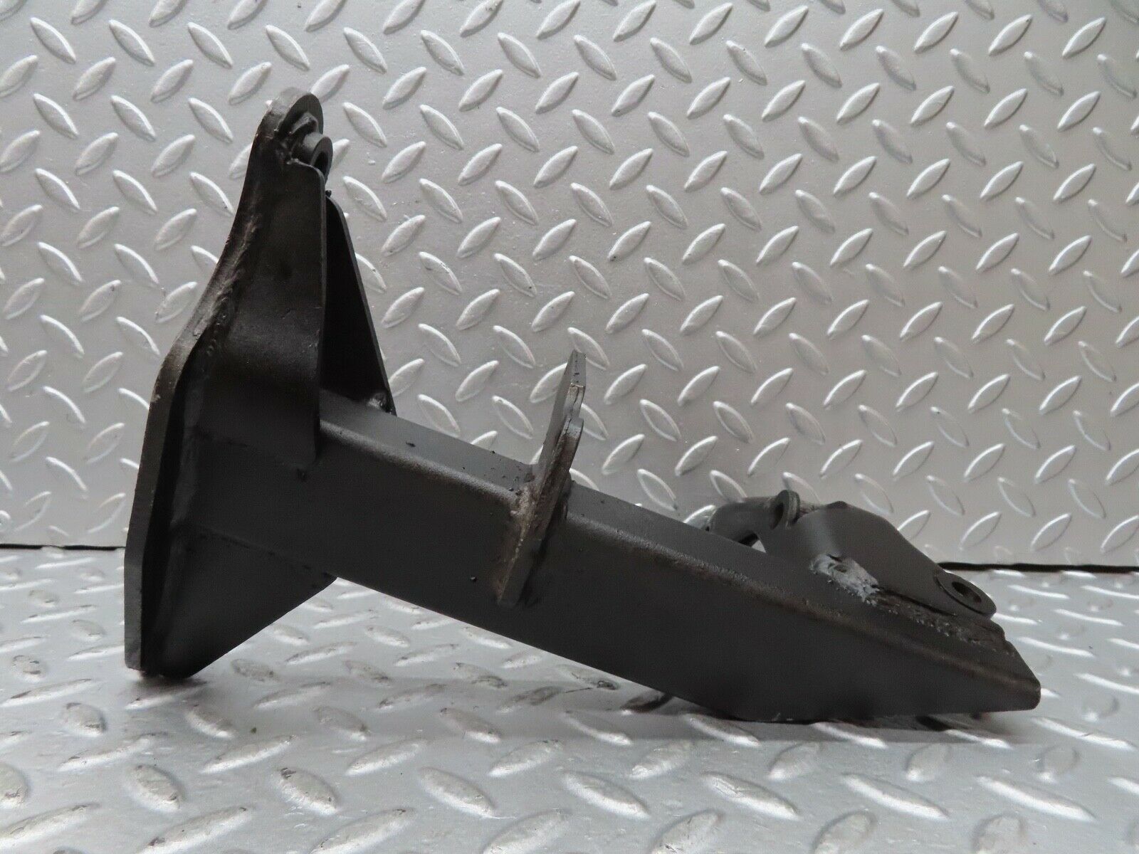 17803 Mercedes-Benz W116 450SEL Air Condition Compressor Mount Bracket