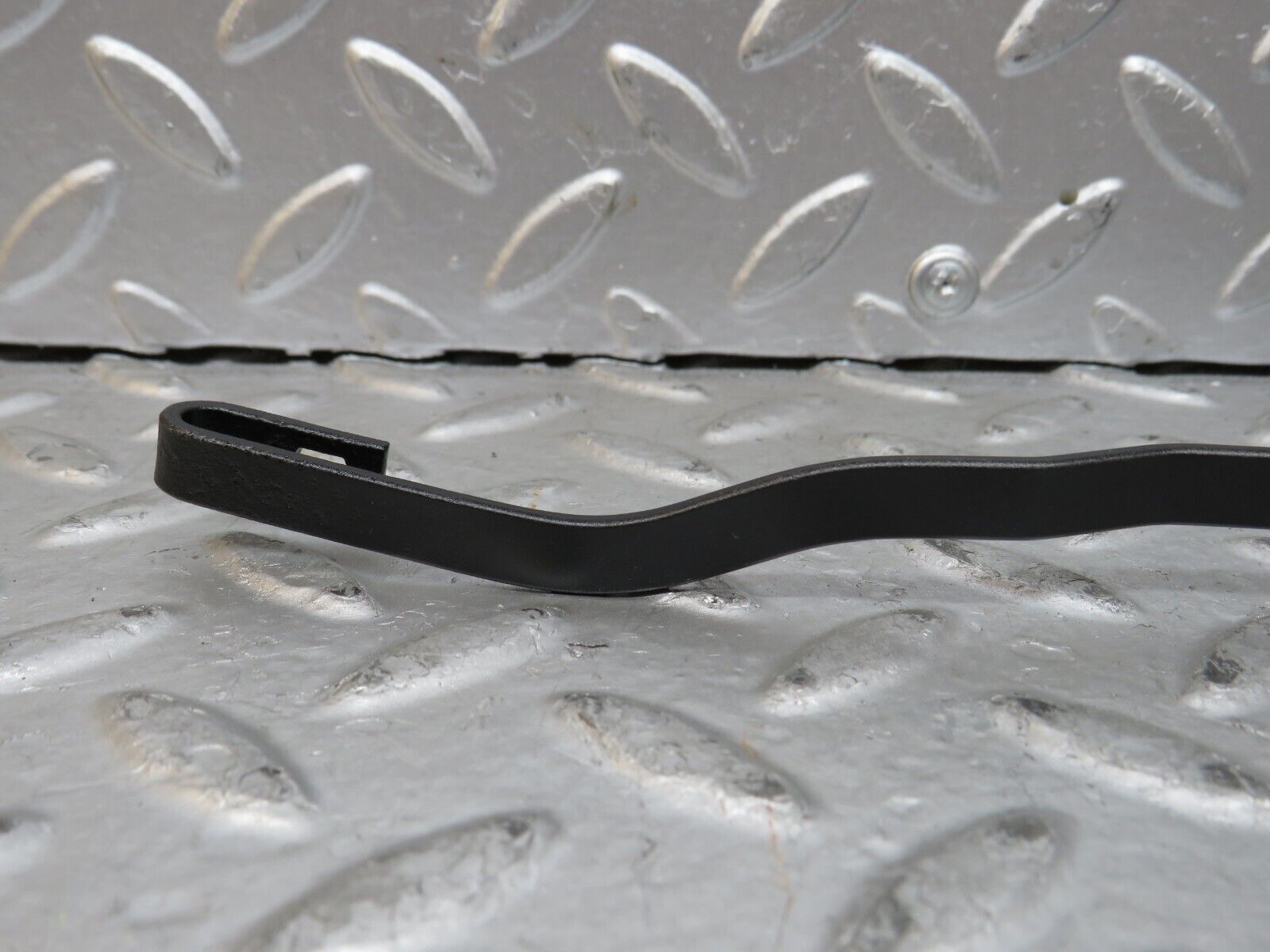 28380 Mercedes-Benz S123 240D Wagon Right Wiper Arm Bosch 3399990553