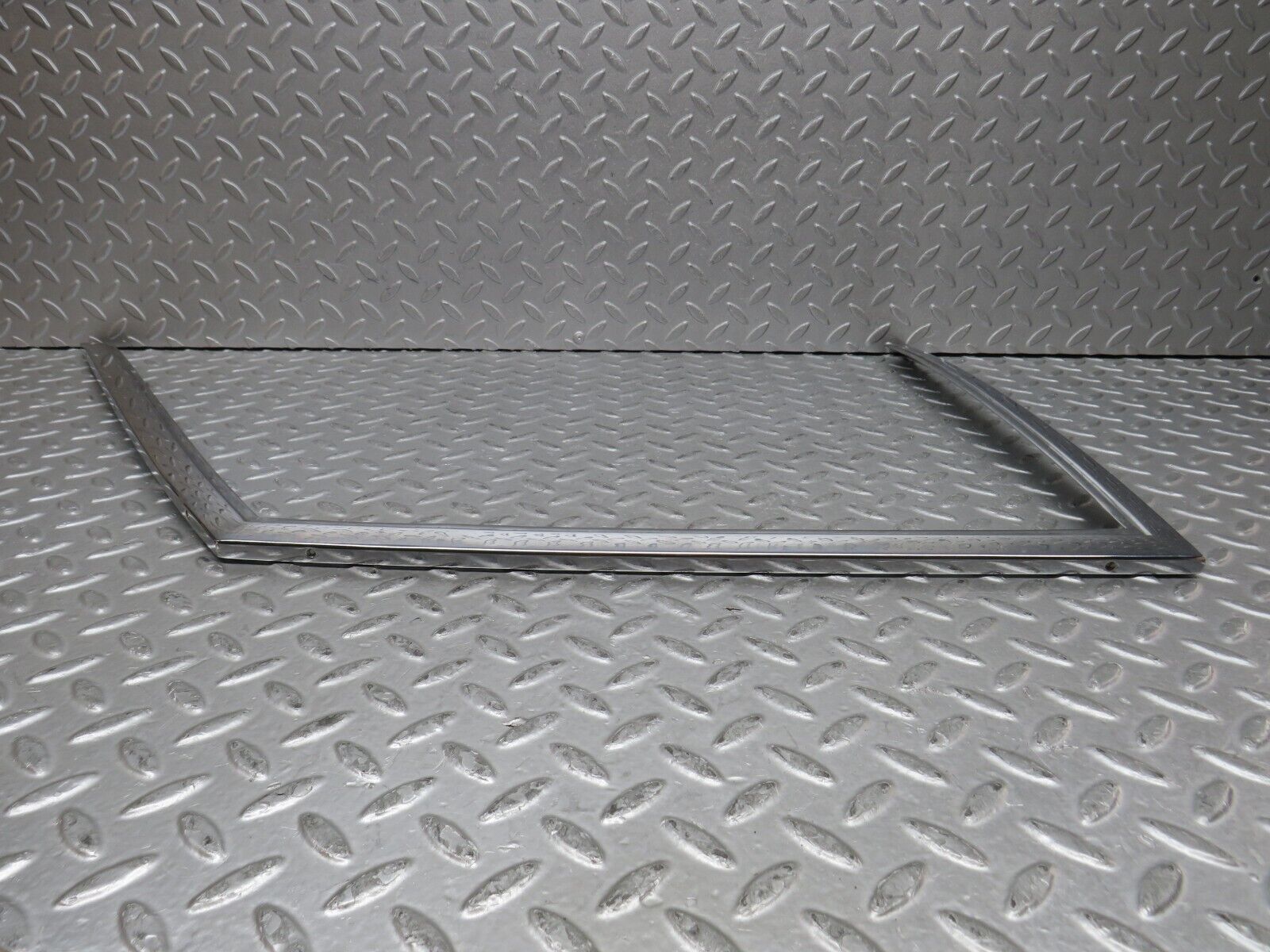 37316 Mercedes-Benz W109 300SEL Front Right Door Chrome Window Frame