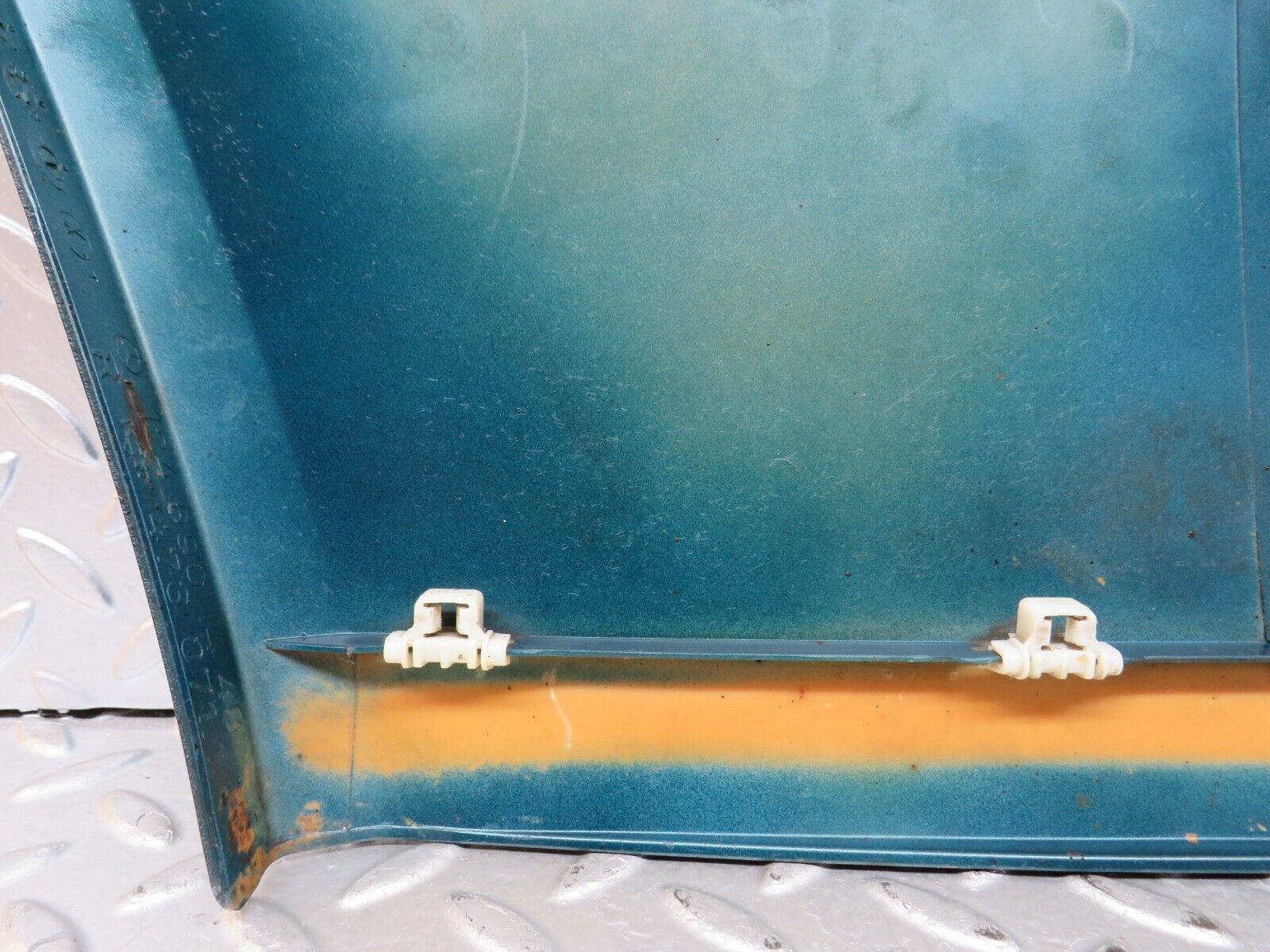 27657 Mercedes-Benz S124 300TE Front Right Fender Wing Moulding Trim 1246901440