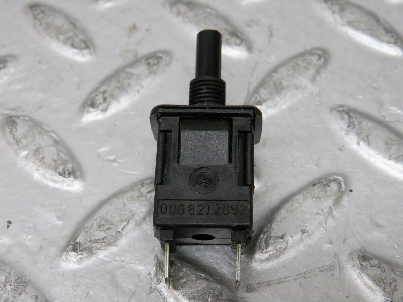 26205 Mercedes-Benz W116 450SE Door Contact Switch 0008212852