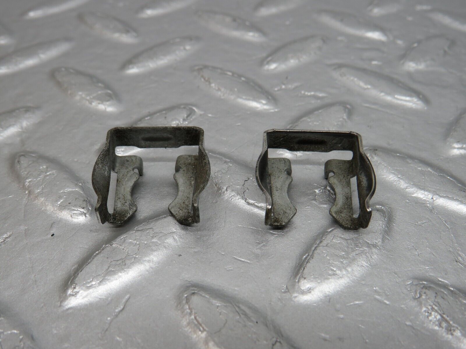 39778 Mercedes-Benz R129 320SL Coupe Fuel Injector Bracket 2x