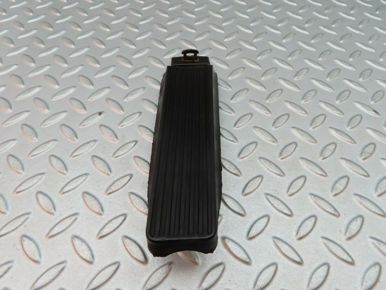 5748 Mercedes-Benz W123 200 Accelerator Pedal With Rubber 1233010032