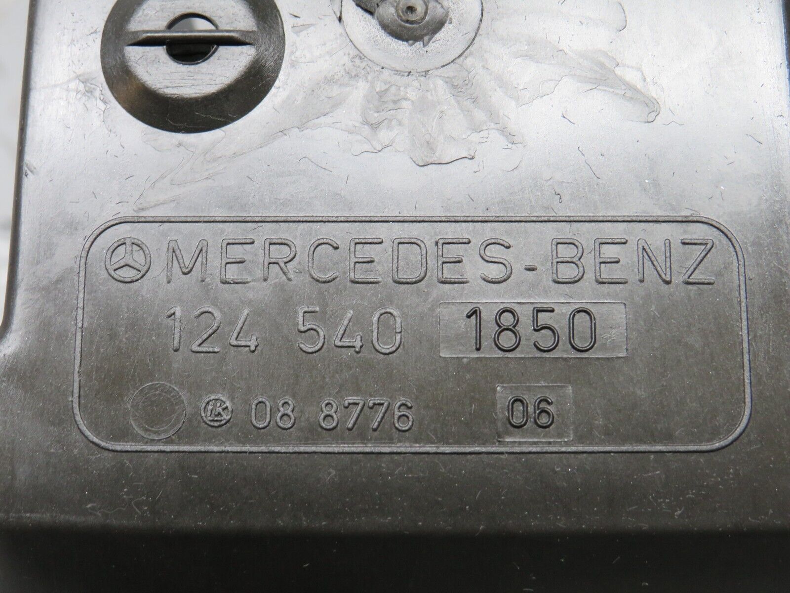 30410 Mercedes-Benz W124 230E Fuse Box 1245401850