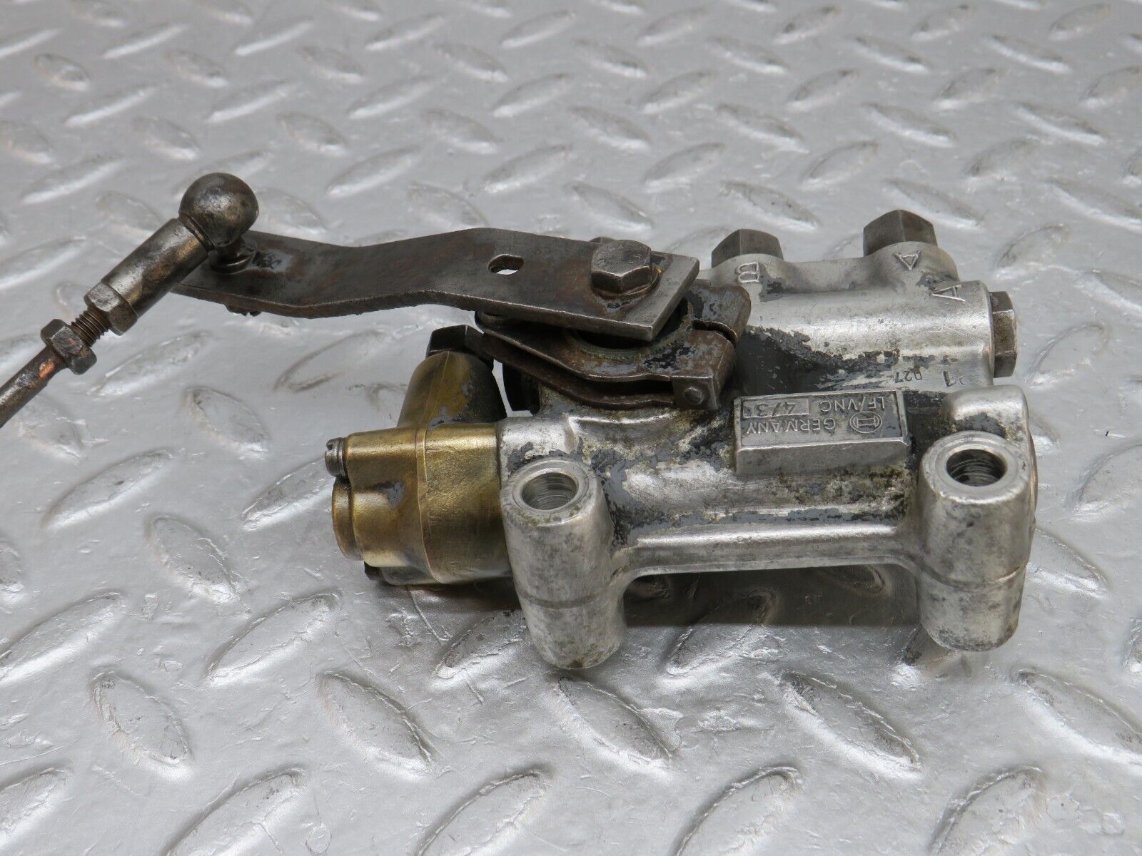 37548 Mercedes-Benz W109 300SEL Air Suspension Leveling Valve Bosch