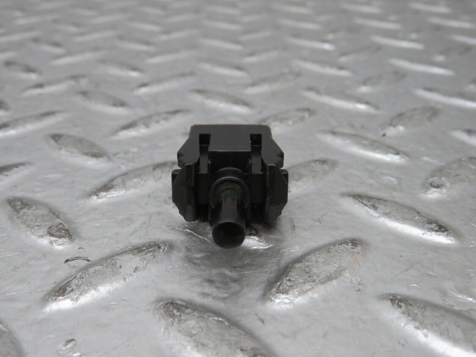 27800 Mercedes-Benz S124 300TE Wagon Door Contact Switch 0015458714