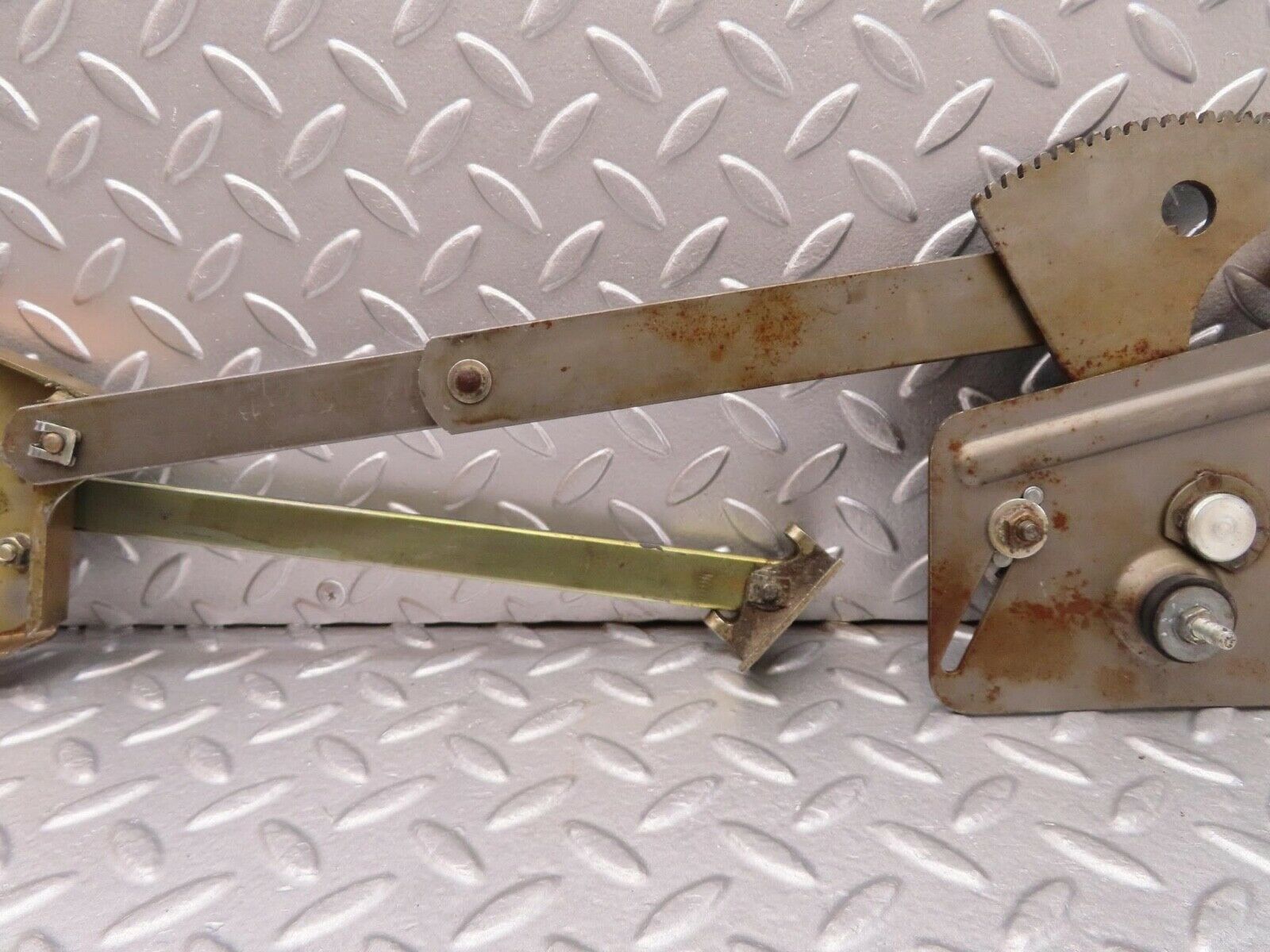 14002 Mercedes-Benz C107 280SLC Rear Right Power Window Regulator 1076701003