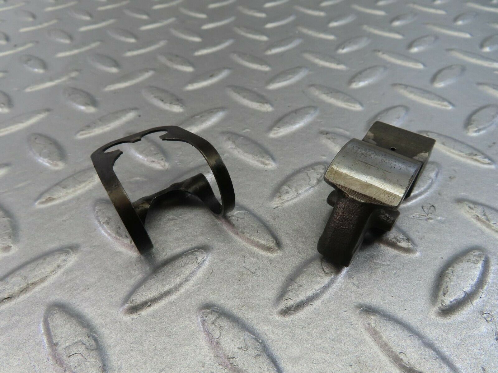 9865 Mercedes-Benz C123 280CE Coupe Valve Rocker Arm With Retaining Spring