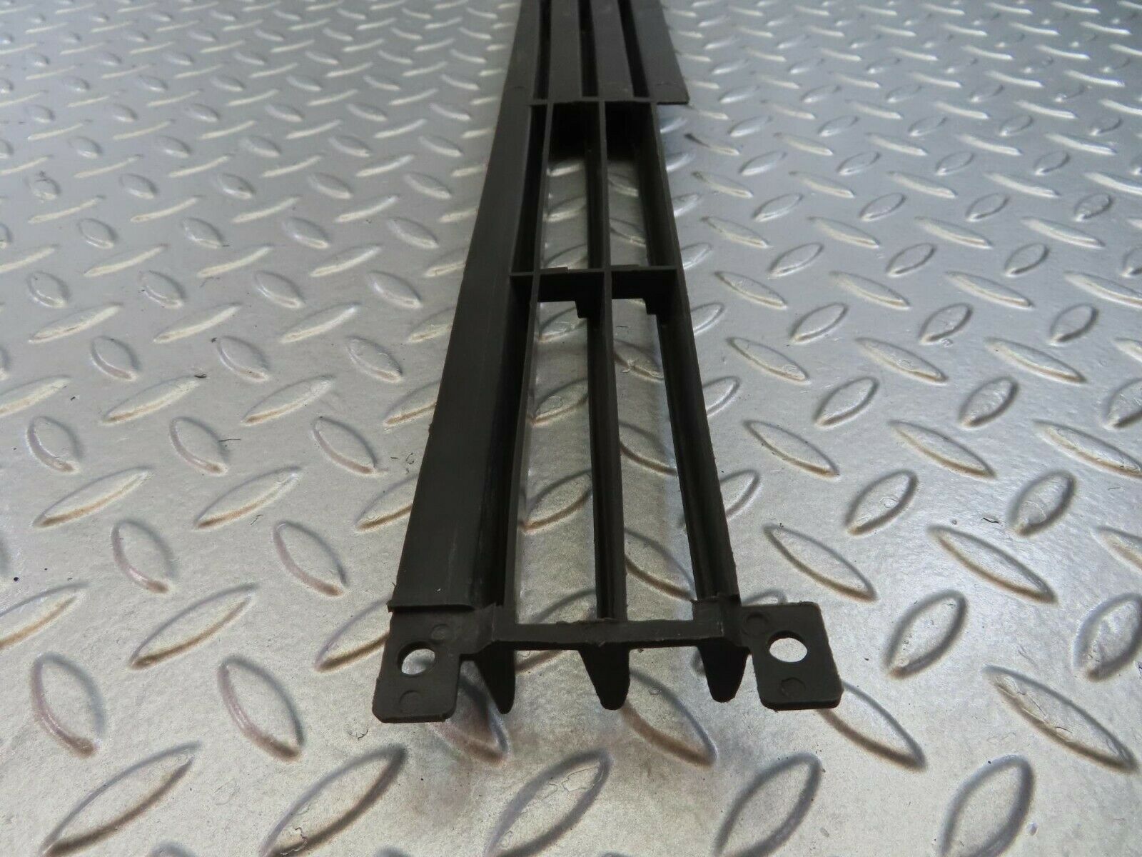 8859 Mercedes-Benz W115 Front Lower Grill Left