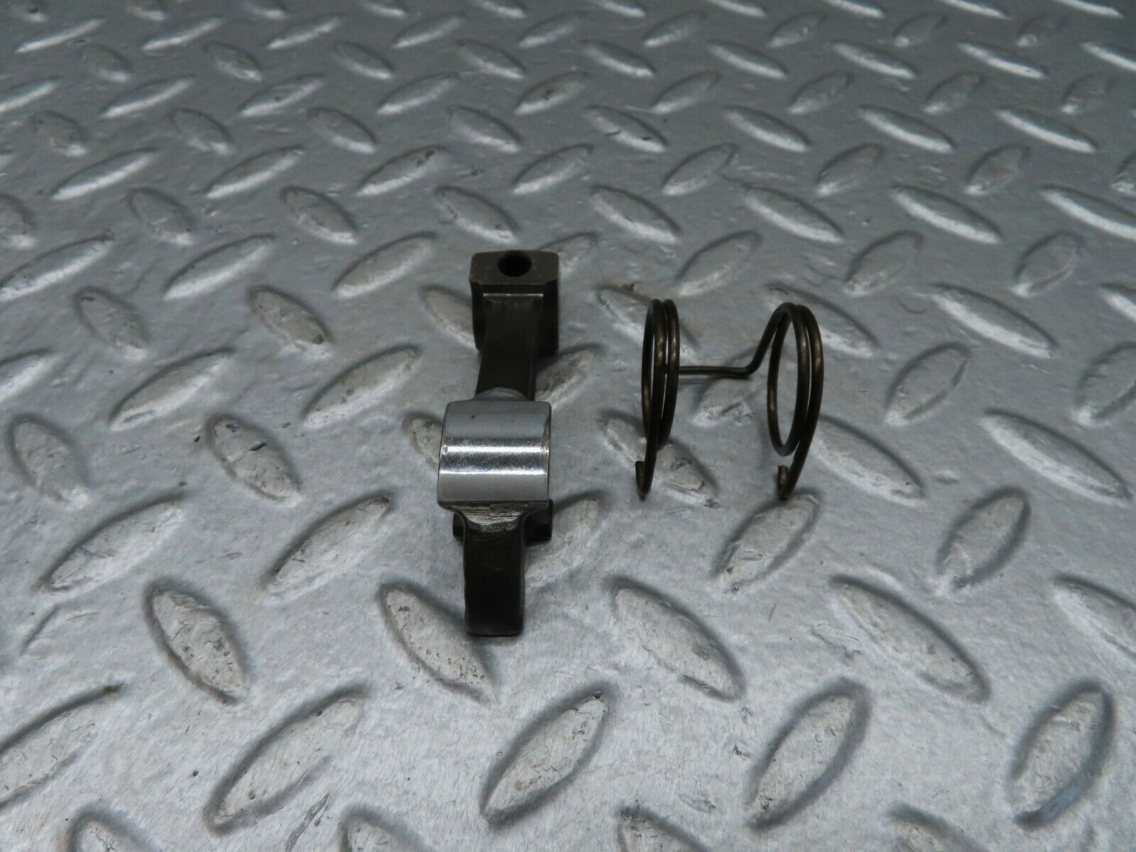 18062 Mercedes-Benz W123 200 Valve Rocker Arm With Retaining Spring