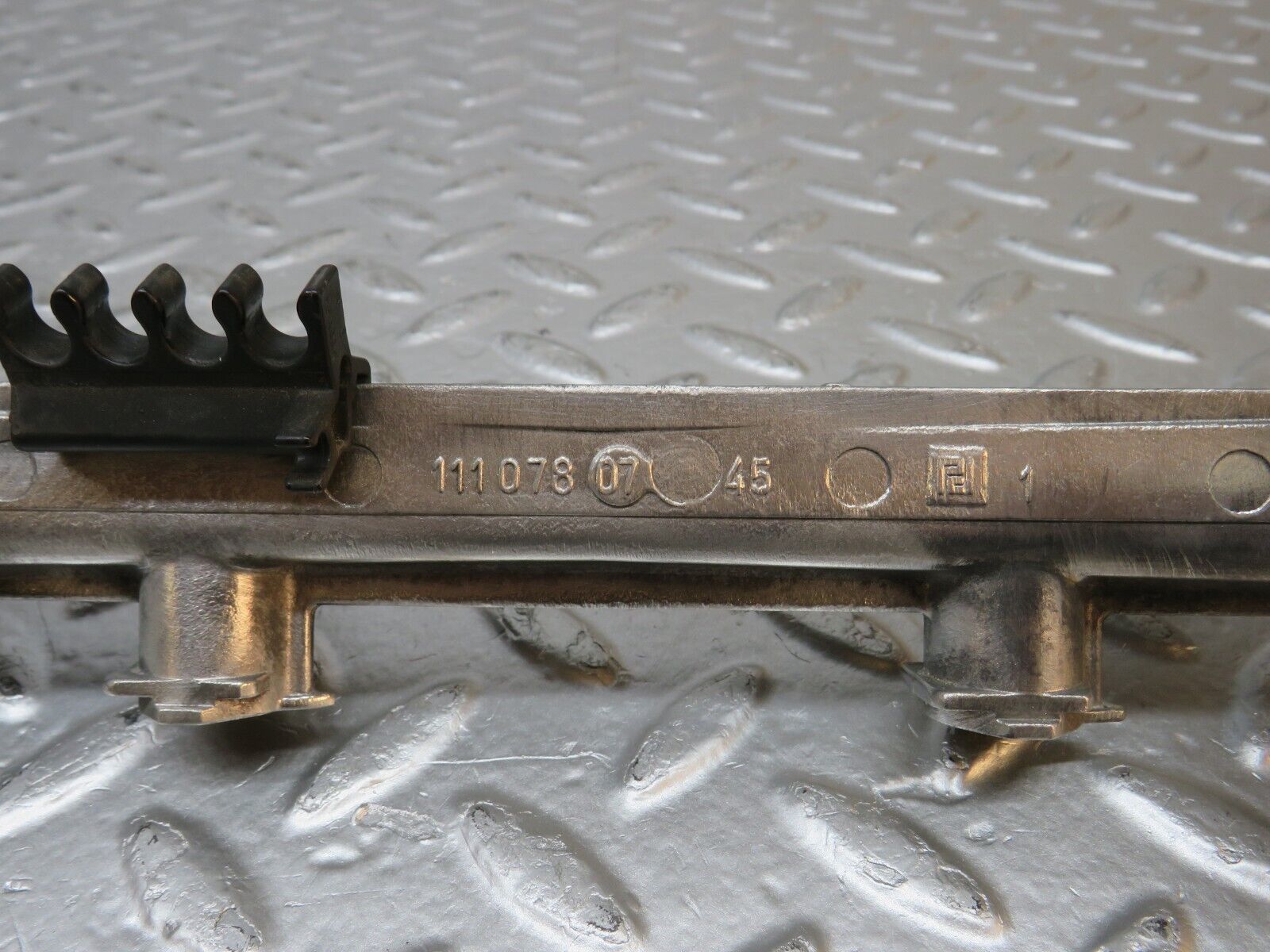 31214 Mercedes-Benz S124 220TE Wagon Fuel Injector Rail 1110780745