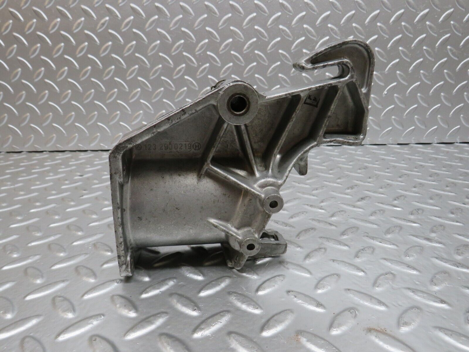 25426 Mercedes-Benz W123 200 Brake Pedal Bracket 1232900219